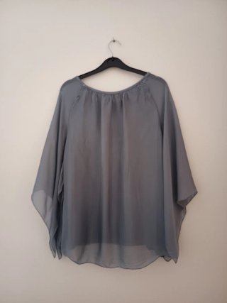 Blusa fluida manga capa gris azulado