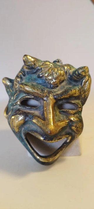 Máscara metálica. Objeto decorativo de colección.
