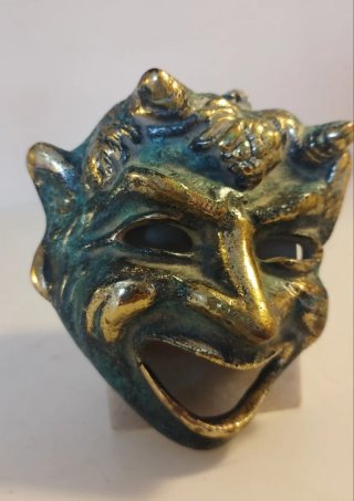 Máscara metálica. Objeto decorativo de colección.