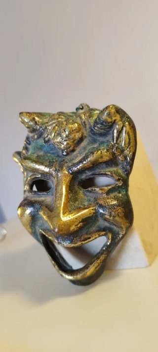 Máscara metálica. Objeto decorativo de colección.