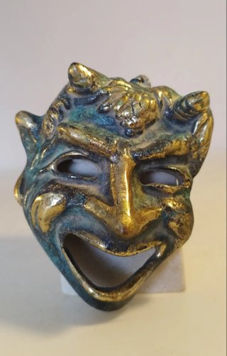 Máscara metálica. Objeto decorativo de colección.