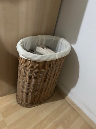 Cesta colada - ropa sucia, de mimbre, con tapa.