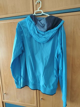 Chaqueta Bershka azul y gris Talla L