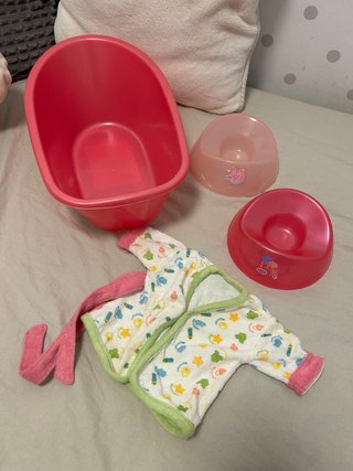 Bañera, orinales y albornoz para muñeca