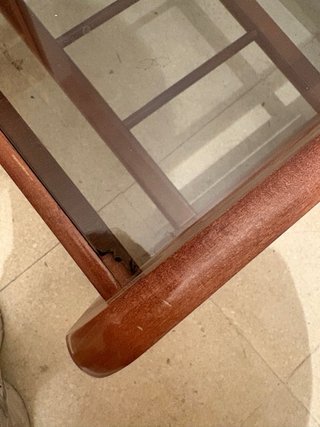 Mesa baja de madera y cristal