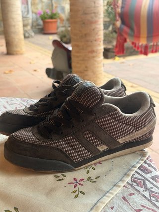 Zapatillas casuales marrones y beige