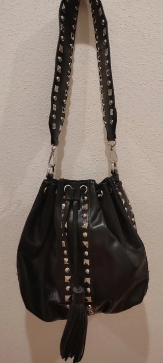 Bolso negro con tachuelas y borla