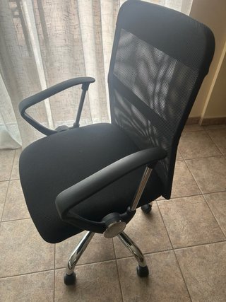 Silla de oficina negra casi nueva