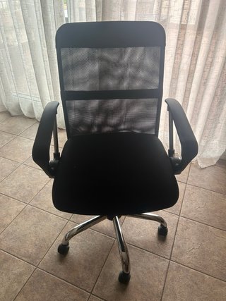 Silla de oficina negra casi nueva