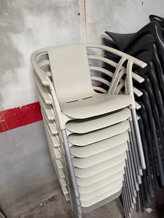 Sillas de terraza apilables beige y negras a 10€ u