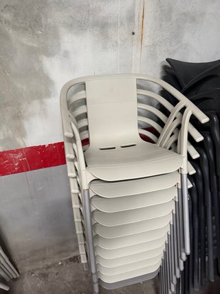 Sillas de terraza apilables beige y negras a 10€ u