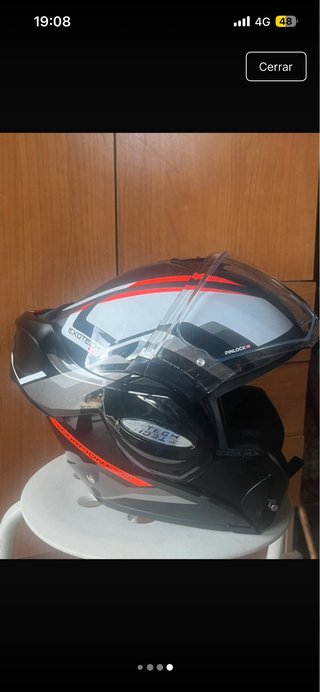 Casco de moto modular negro y blanco