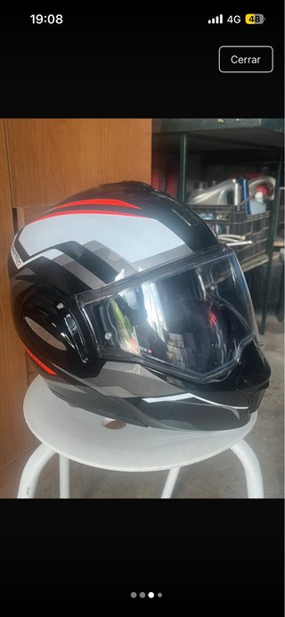 Casco de moto modular negro y blanco