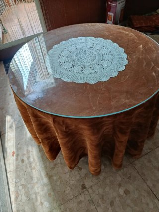 Mesa camilla con 2 ropas