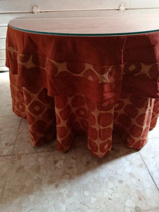 Mesa camilla con 2 ropas