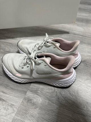 Zapatillas Nike grises y rosas