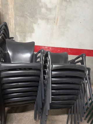 Sillas de terraza de plástico negras a 10€ cada un