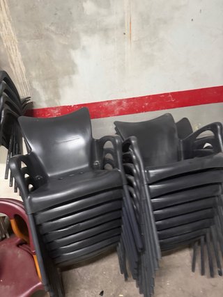 Sillas de terraza de plástico negras a 10€ cada un