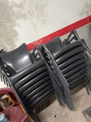 Sillas de terraza de plástico negras a 10€ cada un