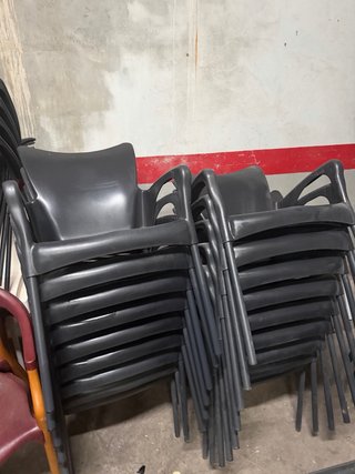 Sillas de terraza de plástico negras a 10€ cada un