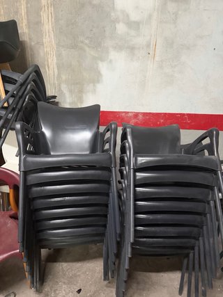 Sillas de terraza de plástico negras a 10€ cada un