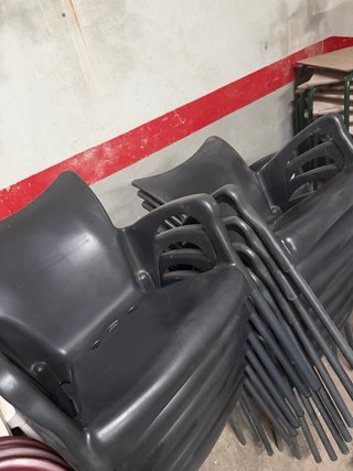 Sillas de terraza de plástico negras a 10€ cada un