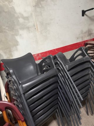 Sillas de terraza de plástico negras a 10€ cada un