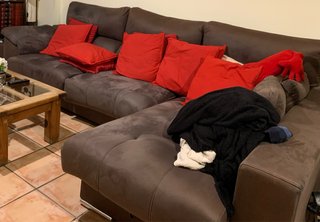 Sofá rinconera chaise longue marrón.