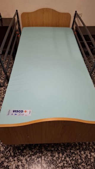 Cama articulada metálica y madera