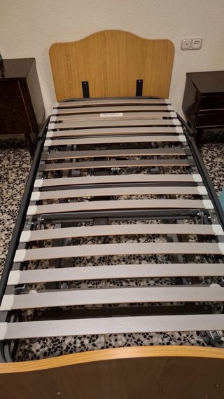 Cama articulada metálica y madera