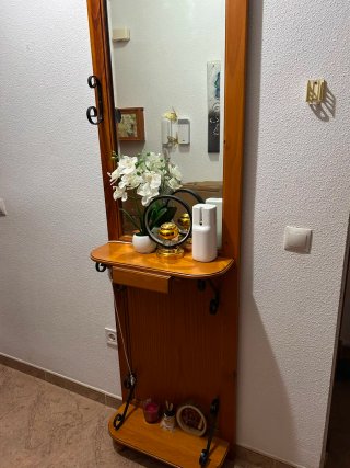Recibidor de madera con espejo
