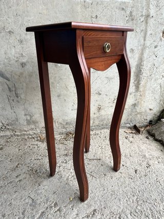 Mesita auxiliar de madera con cajón