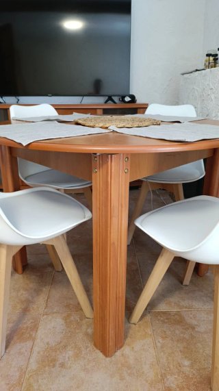 Mesa comedor extensible y aparador
