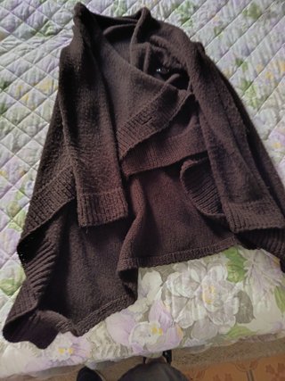 Maglione marrone con bottoni