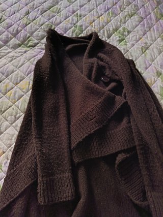 Maglione marrone con bottoni
