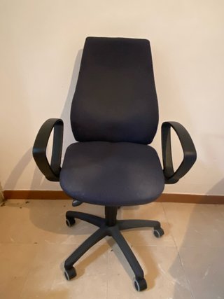 Silla de oficina ergonómica negra