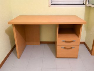 Mesa de escritorio de madera clara