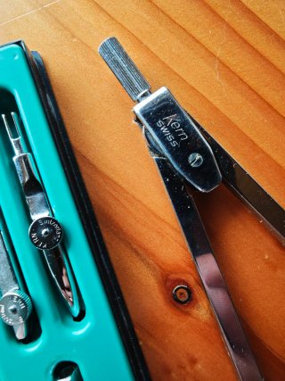 Compás KERN SWISS antiguo vintage con estuche