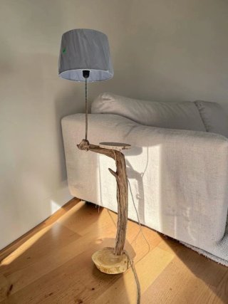 Lámpara de pie artesanal madera
