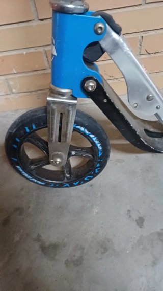 Patinete infantil azul y plateado