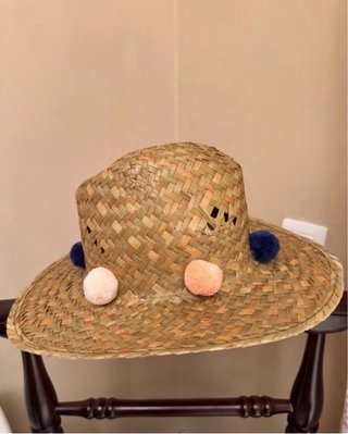 Sombrero de paja con pompones