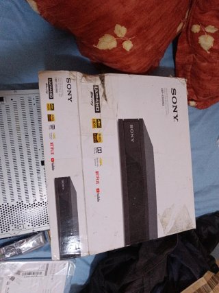 Consola Sony Negra y Plateada