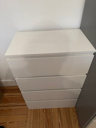 Cajonera de 4 cajones blanca con buen soporte.