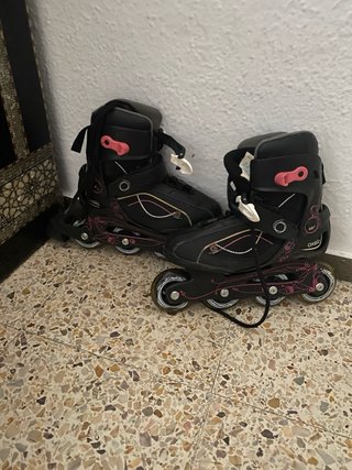 Patines en línea negros con detalles rosas
