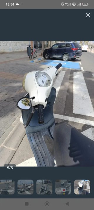 Vespa Blanca Scooter
