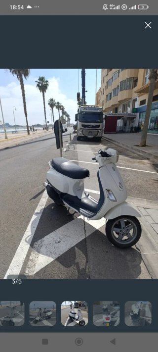 Vespa Blanca Scooter