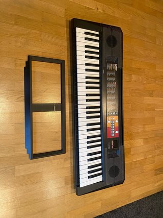 Piano digital Yamaha con soporte PSRF51