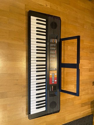 Piano digital Yamaha con soporte PSRF51