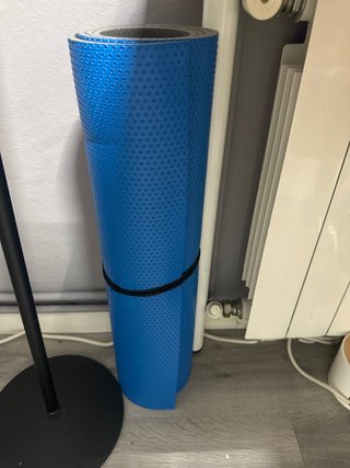 Esterilla azul para yoga o ejercicio