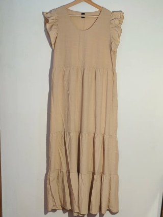 Vestido largo en color beige, de estilo romántico